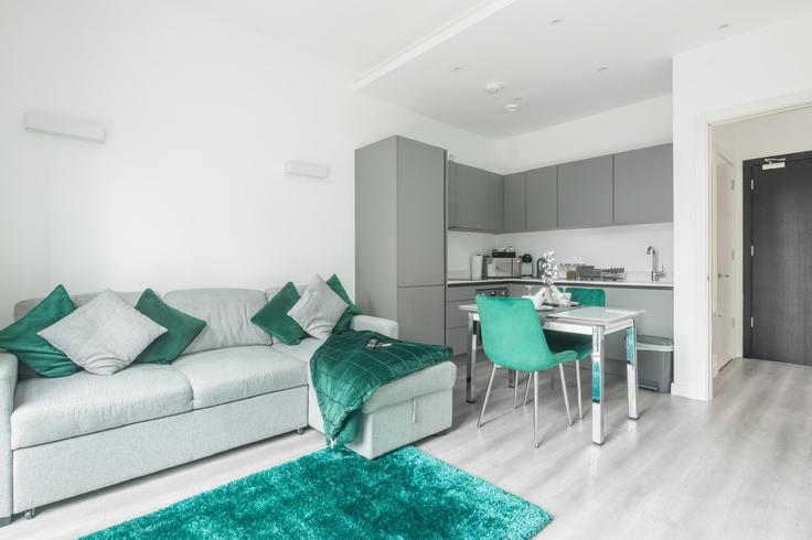 Elegante sala de estar con mobiliario moderno en un apartamento en Building Foxhunter Drive - elegant-apartments-limited - 1538663 en Milton Keynes, Milton Keynes Elegante sala de estar con mobiliario moderno en un apartamento en Building Foxhunter Drive - elegant-apartments-limited - 1538663 en Milton Keynes, Milton Keynes