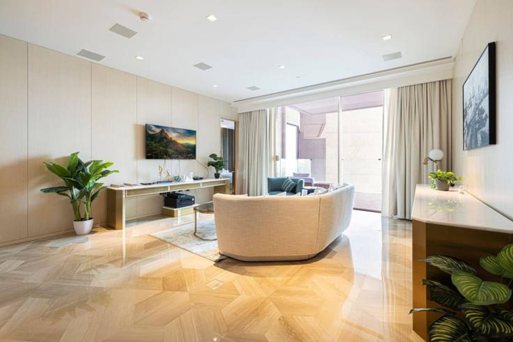 Elegant gestaltetes Wohnzimmer mit moderner Einrichtung in einer Wohnung im Building Palm Jumeirah Rd - elegant-homes - 1509459 in The Palm Jumeirah, Dubai