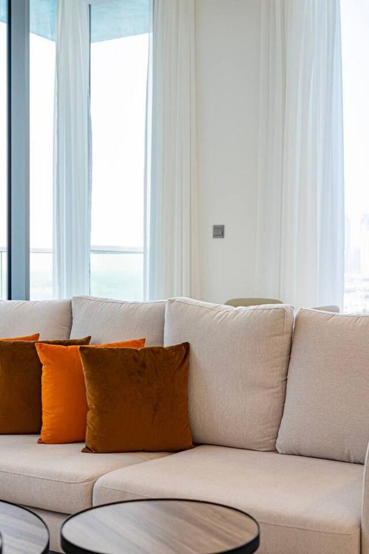 Sala de estar elegantemente projetada com móveis modernos em um apartamento no Building Tariaq Bedon Esm - elegant-homes - 1509465 em Al Merkadh, Dubai