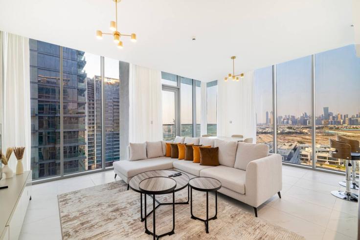 Building Tariaq Bedon Esm - elegant-homes - 1509465 adresindeki bir dairede modern mobilyalarla zarif bir şekilde tasarlanmış oturma odası Al Merkadh, Dubai Building Tariaq Bedon Esm - elegant-homes - 1509465 adresindeki bir dairede modern mobilyalarla zarif bir şekilde tasarlanmış oturma odası Al Merkadh, Dubai