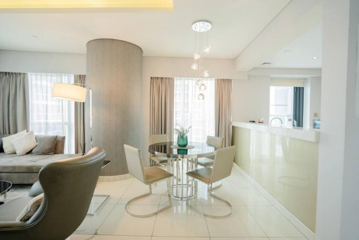 Elegant gestaltetes Wohnzimmer mit moderner Einrichtung in einer Wohnung im Building Tariaq Bedon Esm - elegant-homes - 1509468 in Business Bay, Dubai Elegant gestaltetes Wohnzimmer mit moderner Einrichtung in einer Wohnung im Building Tariaq Bedon Esm - elegant-homes - 1509468 in Business Bay, Dubai