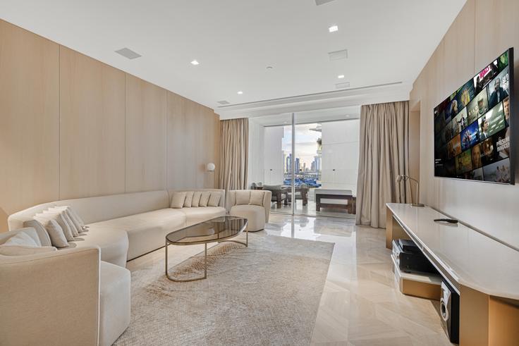Building Palm Jumeirah Rd - elegant-homes - 1509469 adresindeki bir dairede modern mobilyalarla zarif bir şekilde tasarlanmış oturma odası The Palm Jumeirah, Dubai