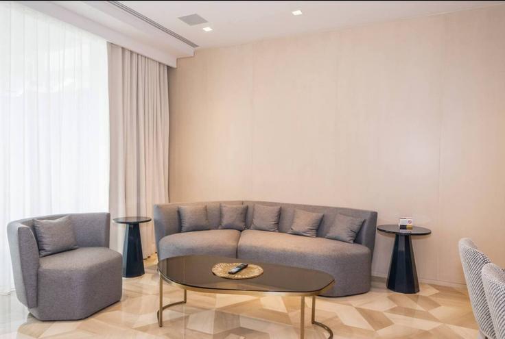 Elegantly designed living room with modern furnishings in an apartment at Building Tariaq Bedon Esm - elegant-homes - 1509470 in The Palm Jumeirah, Dubai