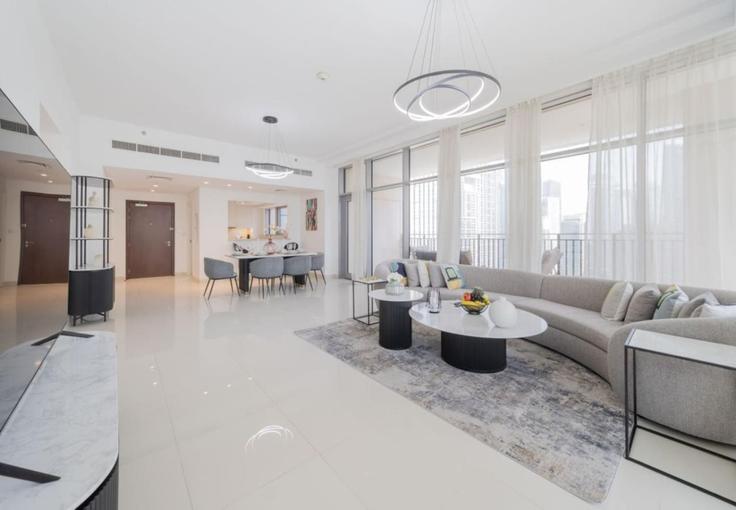 Building Al Tahani St - elegant-homes - 1509471 adresindeki bir dairede modern mobilyalarla zarif bir şekilde tasarlanmış oturma odası Burj Khalifa, Dubai