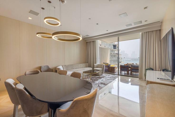 Elegantly designed living room with modern furnishings in an apartment at Building Tariaq Bedon Esm - elegant-homes - 1509478 in The Palm Jumeirah, Dubai
