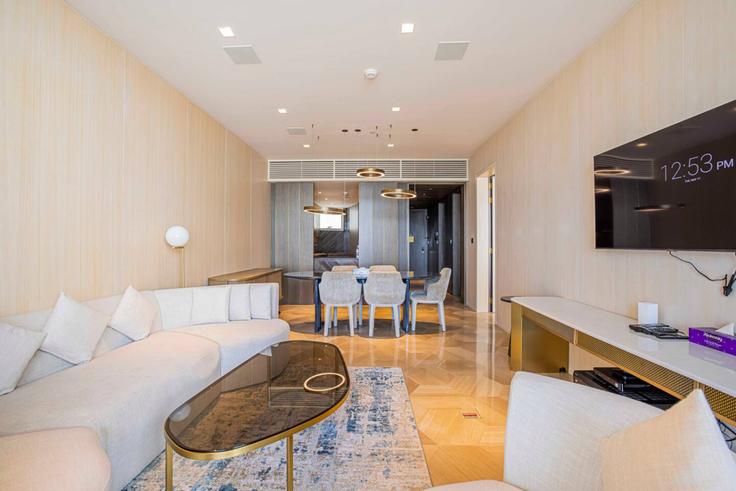 The Palm Jumeirah, Dubai에 위치한 Building Tariaq Bedon Esm - elegant-homes - 1509479 유닛의 세련된 인테리어가 돋보이는 거실