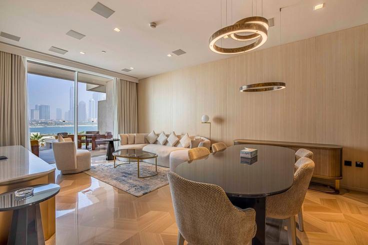 Elegant gestaltetes Wohnzimmer mit moderner Einrichtung in einer Wohnung im Building Palm Jumeirah Rd - elegant-homes - 1509480 in The Palm Jumeirah, Dubai