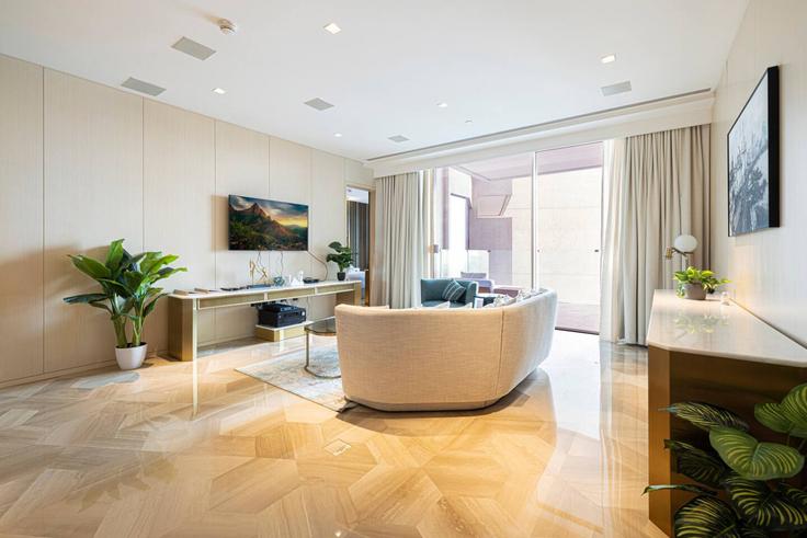 Elegant gestaltetes Wohnzimmer mit moderner Einrichtung in einer Wohnung im Building Tariaq Bedon Esm - elegant-homes - 1509485 in The Palm Jumeirah, Dubai