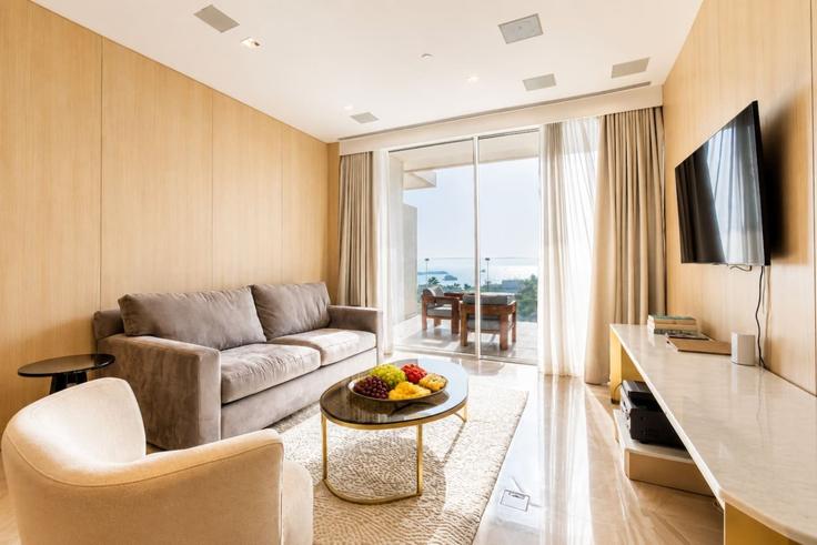 Nakhlat Jumeira, Dubai에 위치한 Building Palm Jumeirah Rd - elegant-homes - 1609549 유닛의 세련된 인테리어가 돋보이는 거실 Nakhlat Jumeira, Dubai에 위치한 Building Palm Jumeirah Rd - elegant-homes - 1609549 유닛의 세련된 인테리어가 돋보이는 거실