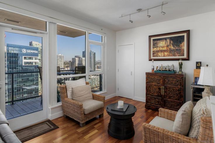 Elegante sala de estar con mobiliario moderno en un apartamento en Building Seventh Avenue - elevate-vacation-homes - 1513740 en San Diego, San Diego