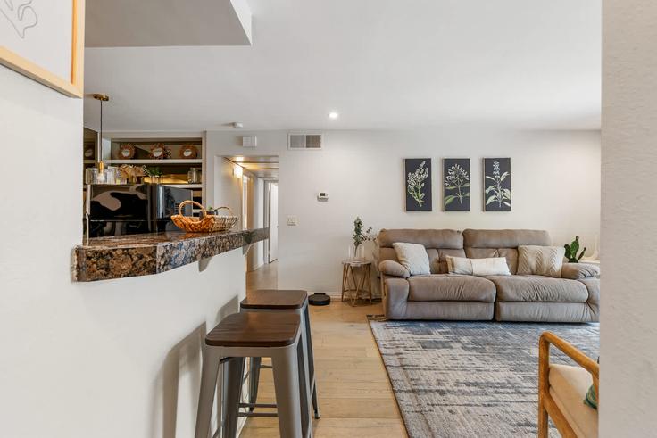 San Diego San DiegoのBuilding Rancho Mission Road - elevate-vacation-homes - 1513734のアパートメントにある、モダンな家具を備えたエレガントなデザインのリビングルーム San Diego San DiegoのBuilding Rancho Mission Road - elevate-vacation-homes - 1513734のアパートメントにある、モダンな家具を備えたエレガントなデザインのリビングルーム
