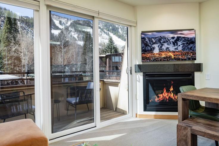 Elegante sala de estar con mobiliario moderno en un apartamento en Building East Durant Avenue - elevated-escapes - 1339907 en Aspen, Aspen