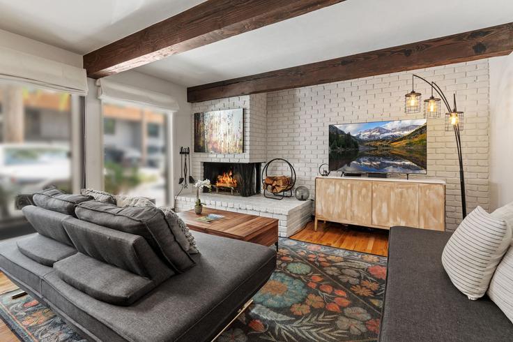 Elegant gestaltetes Wohnzimmer mit moderner Einrichtung in einer Wohnung im Building East Cooper Avenue - elevated-escapes - 1339918 in Aspen, Aspen