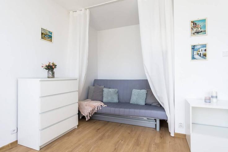 Sala de estar elegantemente projetada com móveis modernos em um apartamento no Building Gdyńska - elite-apartments - 1320013 em Gdańsk, Gdańsk Sala de estar elegantemente projetada com móveis modernos em um apartamento no Building Gdyńska - elite-apartments - 1320013 em Gdańsk, Gdańsk