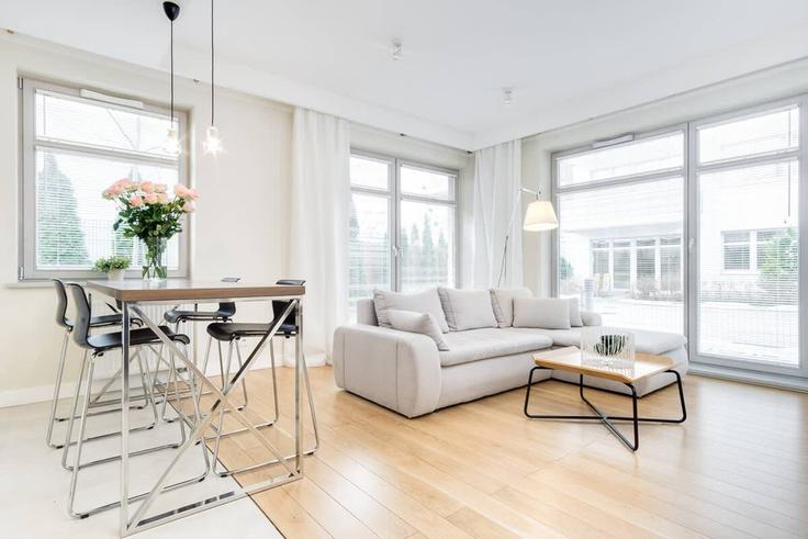 Gdańsk GdańskのBuilding Czarny Dwór - elite-apartments - 1319991のアパートメントにある、モダンな家具を備えたエレガントなデザインのリビングルーム Gdańsk GdańskのBuilding Czarny Dwór - elite-apartments - 1319991のアパートメントにある、モダンな家具を備えたエレガントなデザインのリビングルーム