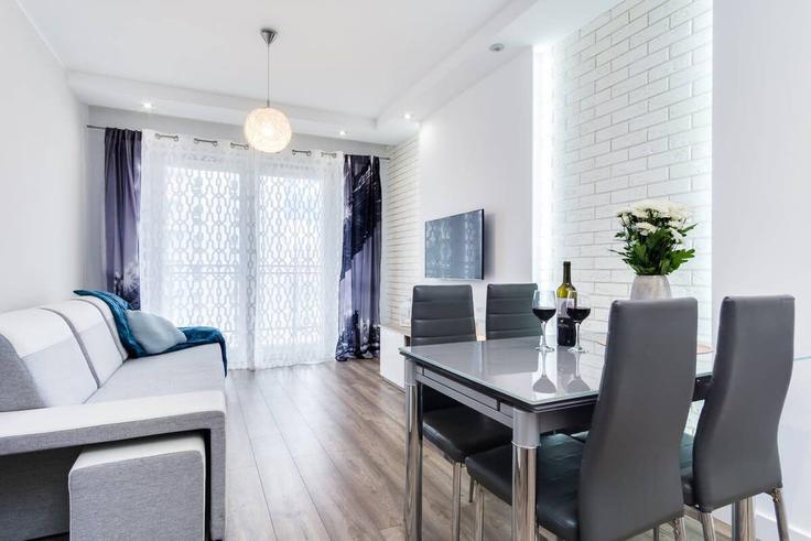 Gdańsk GdańskのBuilding Obrońców Wybrzeża - elite-apartments - 1319977のアパートメントにある、モダンな家具を備えたエレガントなデザインのリビングルーム Gdańsk GdańskのBuilding Obrońców Wybrzeża - elite-apartments - 1319977のアパートメントにある、モダンな家具を備えたエレガントなデザインのリビングルーム