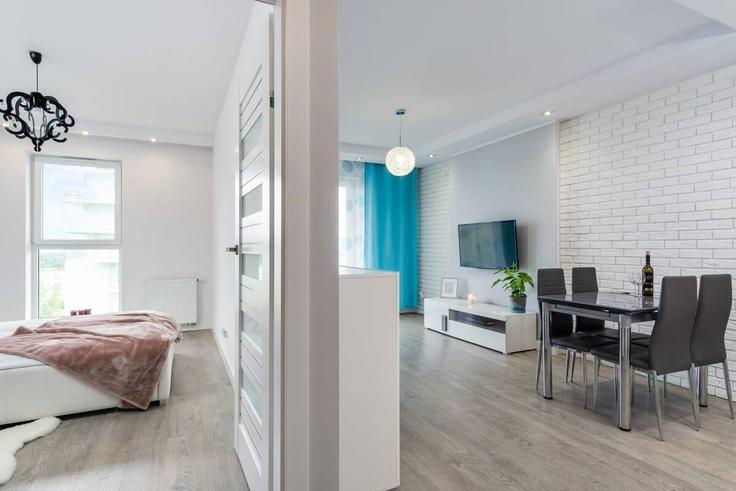 Gdańsk GdańskのBuilding Przymorze wielkie - elite-apartments - 1319987のアパートメントにある、モダンな家具を備えたエレガントなデザインのリビングルーム Gdańsk GdańskのBuilding Przymorze wielkie - elite-apartments - 1319987のアパートメントにある、モダンな家具を備えたエレガントなデザインのリビングルーム