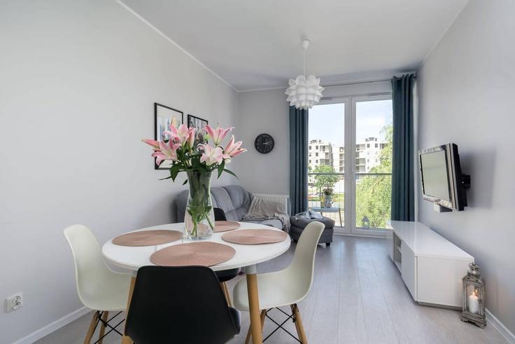 Gdańsk GdańskのBuilding Łąkowa - elite-apartments - 1320076のアパートメントにある、モダンな家具を備えたエレガントなデザインのリビングルーム Gdańsk GdańskのBuilding Łąkowa - elite-apartments - 1320076のアパートメントにある、モダンな家具を備えたエレガントなデザインのリビングルーム