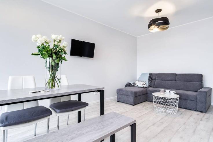 Gdańsk GdańskのBuilding Maurycego Beniowskiego - elite-apartments - 1319998のアパートメントにある、モダンな家具を備えたエレガントなデザインのリビングルーム Gdańsk GdańskのBuilding Maurycego Beniowskiego - elite-apartments - 1319998のアパートメントにある、モダンな家具を備えたエレガントなデザインのリビングルーム