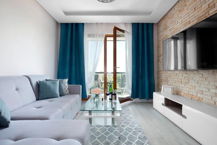 Salle de séjour élégante avec mobilier moderne dans un appartement à Building Aleja Generała Józefa Hallera - elite-apartments - 1320003 à Gdańsk, Gdańsk Salle de séjour élégante avec mobilier moderne dans un appartement à Building Aleja Generała Józefa Hallera - elite-apartments - 1320003 à Gdańsk, Gdańsk