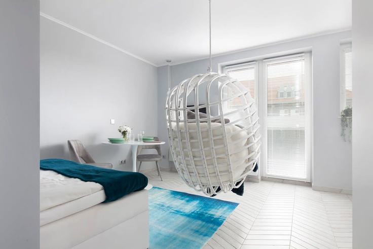 Gdańsk GdańskのBuilding Podwale Przedmiejskie - elite-apartments - 1320055のアパートメントにある、モダンな家具を備えたエレガントなデザインのリビングルーム Gdańsk GdańskのBuilding Podwale Przedmiejskie - elite-apartments - 1320055のアパートメントにある、モダンな家具を備えたエレガントなデザインのリビングルーム