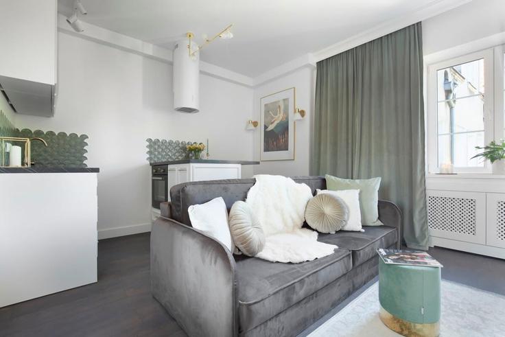 Sala de estar elegantemente projetada com móveis modernos em um apartamento no Building Kozia - elite-apartments - 1320010 em Gdańsk, Gdańsk