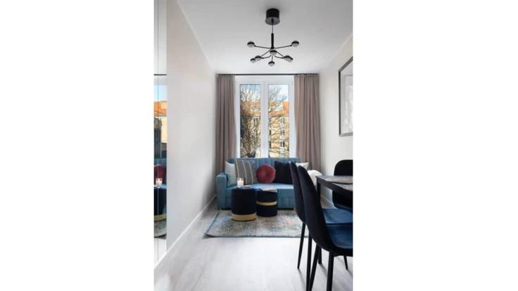 Gdańsk GdańskのBuilding Garncarska - elite-apartments - 1320165のアパートメントにある、モダンな家具を備えたエレガントなデザインのリビングルーム Gdańsk GdańskのBuilding Garncarska - elite-apartments - 1320165のアパートメントにある、モダンな家具を備えたエレガントなデザインのリビングルーム