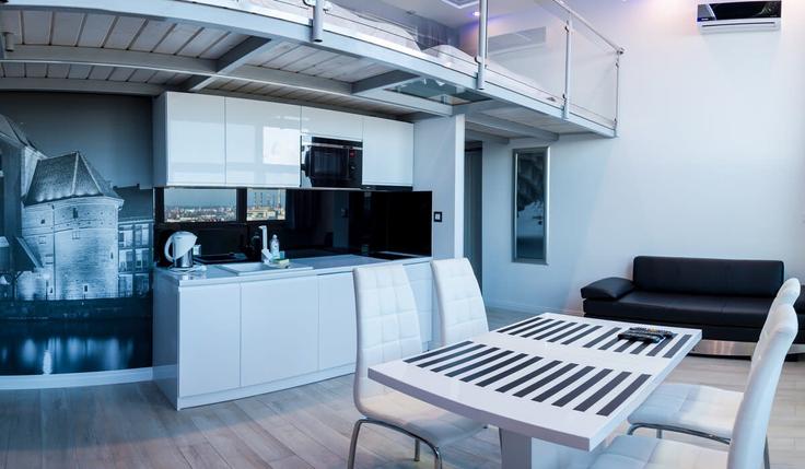 Sala de estar elegantemente projetada com móveis modernos em um apartamento no Building aleja Grunwaldzka - elite-apartments - 1320056 em Gdańsk, Gdańsk Sala de estar elegantemente projetada com móveis modernos em um apartamento no Building aleja Grunwaldzka - elite-apartments - 1320056 em Gdańsk, Gdańsk