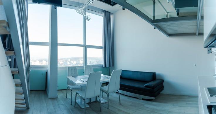 Salle de séjour élégante avec mobilier moderne dans un appartement à Building aleja Grunwaldzka - elite-apartments - 1320123 à Gdańsk, Gdańsk Salle de séjour élégante avec mobilier moderne dans un appartement à Building aleja Grunwaldzka - elite-apartments - 1320123 à Gdańsk, Gdańsk