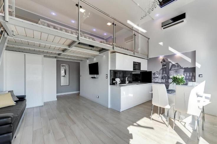 Salle de séjour élégante avec mobilier moderne dans un appartement à Building aleja Grunwaldzka - elite-apartments - 1320115 à Gdańsk, Gdańsk