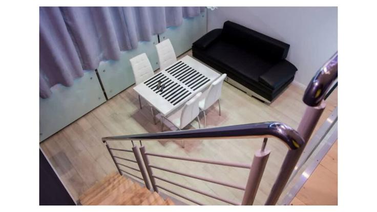 Sala de estar elegantemente projetada com móveis modernos em um apartamento no Building aleja Grunwaldzka - elite-apartments - 1320011 em Gdańsk, Gdańsk Sala de estar elegantemente projetada com móveis modernos em um apartamento no Building aleja Grunwaldzka - elite-apartments - 1320011 em Gdańsk, Gdańsk