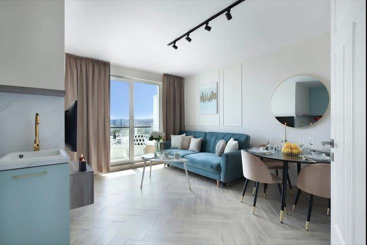 Salle de séjour élégante avec mobilier moderne dans un appartement à Building Obrońców Wybrzeża - elite-apartments - 1320020 à Gdańsk, Gdańsk Salle de séjour élégante avec mobilier moderne dans un appartement à Building Obrońców Wybrzeża - elite-apartments - 1320020 à Gdańsk, Gdańsk