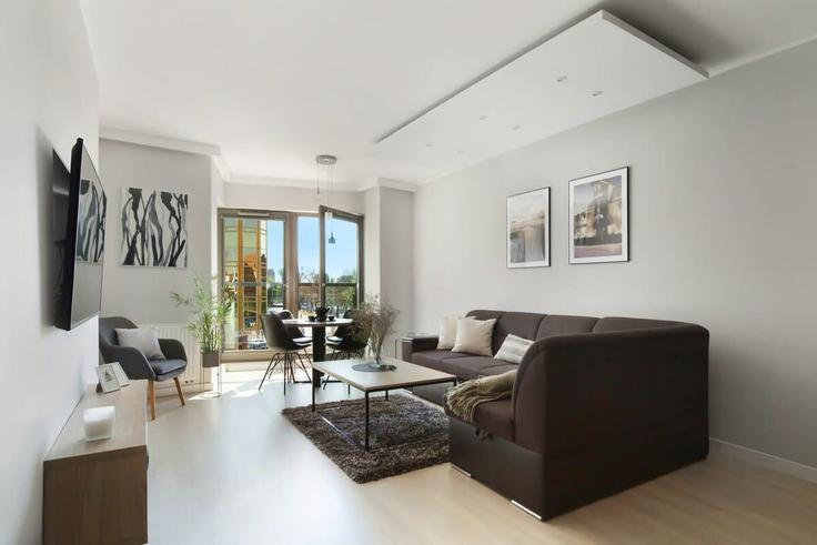 Sala de estar elegantemente projetada com móveis modernos em um apartamento no Building Szafarnia - elite-apartments - 1320030 em Gdańsk, Gdańsk Sala de estar elegantemente projetada com móveis modernos em um apartamento no Building Szafarnia - elite-apartments - 1320030 em Gdańsk, Gdańsk