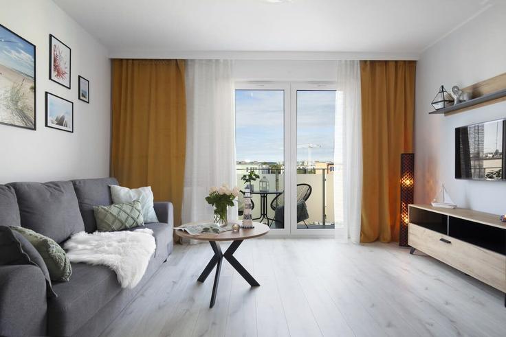 Sala de estar elegantemente projetada com móveis modernos em um apartamento no Building Karola Chodkiewicza - elite-apartments - 1320155 em Gdańsk, Gdańsk Sala de estar elegantemente projetada com móveis modernos em um apartamento no Building Karola Chodkiewicza - elite-apartments - 1320155 em Gdańsk, Gdańsk