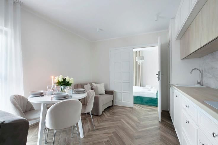 Sala de estar elegantemente projetada com móveis modernos em um apartamento no Building Kotwiczników - elite-apartments - 1320193 em Gdańsk, Gdańsk Sala de estar elegantemente projetada com móveis modernos em um apartamento no Building Kotwiczników - elite-apartments - 1320193 em Gdańsk, Gdańsk