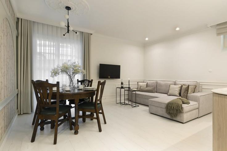 Sala de estar elegantemente projetada com móveis modernos em um apartamento no Building Sępia - elite-apartments - 1320185 em Sopot, Sopot Sala de estar elegantemente projetada com móveis modernos em um apartamento no Building Sępia - elite-apartments - 1320185 em Sopot, Sopot