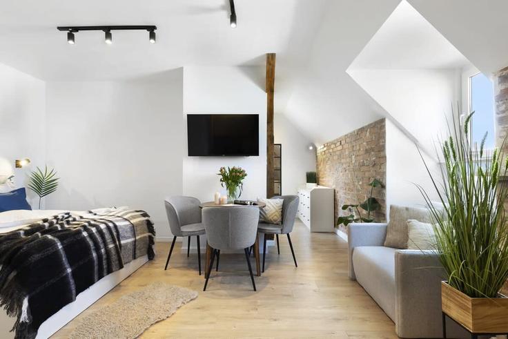 Gdańsk GdańskのBuilding Długi Targ - elite-apartments - 1320028のアパートメントにある、モダンな家具を備えたエレガントなデザインのリビングルーム Gdańsk GdańskのBuilding Długi Targ - elite-apartments - 1320028のアパートメントにある、モダンな家具を備えたエレガントなデザインのリビングルーム