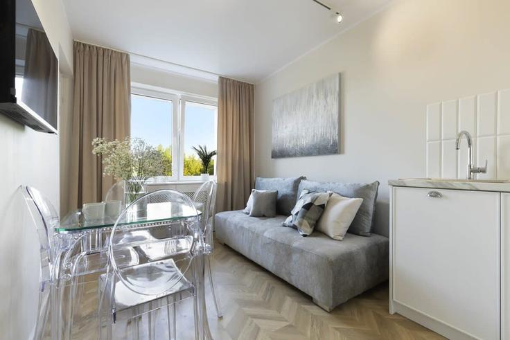 Sala de estar elegantemente projetada com móveis modernos em um apartamento no Building Podwale Przedmiejskie - elite-apartments - 1320071 em Gdańsk, Gdańsk Sala de estar elegantemente projetada com móveis modernos em um apartamento no Building Podwale Przedmiejskie - elite-apartments - 1320071 em Gdańsk, Gdańsk