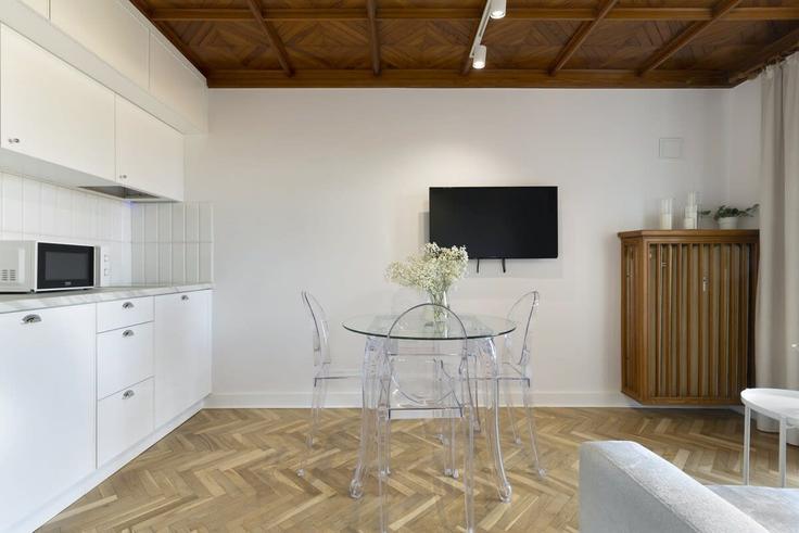 Sala de estar elegantemente projetada com móveis modernos em um apartamento no Building Podwale Przedmiejskie - elite-apartments - 1320058 em Gdańsk, Gdańsk Sala de estar elegantemente projetada com móveis modernos em um apartamento no Building Podwale Przedmiejskie - elite-apartments - 1320058 em Gdańsk, Gdańsk