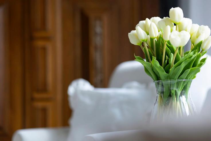 Sala de estar elegantemente projetada com móveis modernos em um apartamento no Building Mariacka - elite-apartments - 1320074 em Gdańsk, Gdańsk