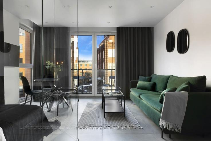 Gdańsk GdańskのBuilding Wałowa - elite-apartments - 1320065のアパートメントにある、モダンな家具を備えたエレガントなデザインのリビングルーム Gdańsk GdańskのBuilding Wałowa - elite-apartments - 1320065のアパートメントにある、モダンな家具を備えたエレガントなデザインのリビングルーム