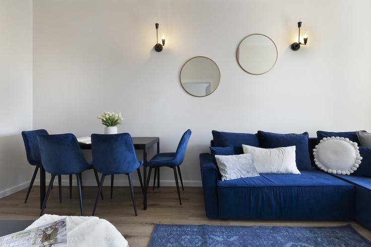 Sala de estar elegantemente projetada com móveis modernos em um apartamento no Building Ogarna - elite-apartments - 1320059 em Gdańsk, Gdańsk