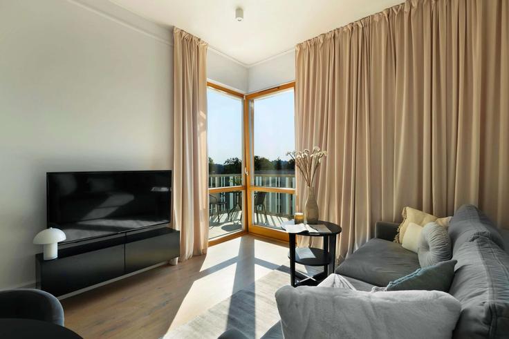 Salle de séjour élégante avec mobilier moderne dans un appartement à Building Bolesława Chrobrego - elite-apartments - 1319975 à Gdańsk, Gdańsk Salle de séjour élégante avec mobilier moderne dans un appartement à Building Bolesława Chrobrego - elite-apartments - 1319975 à Gdańsk, Gdańsk