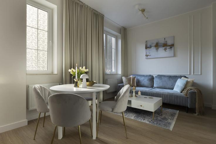 Sala de estar elegantemente projetada com móveis modernos em um apartamento no Building Straganiarska - elite-apartments - 1320067 em Gdańsk, Gdańsk Sala de estar elegantemente projetada com móveis modernos em um apartamento no Building Straganiarska - elite-apartments - 1320067 em Gdańsk, Gdańsk