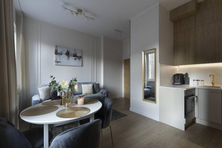 Sala de estar elegantemente projetada com móveis modernos em um apartamento no Building Straganiarska - elite-apartments - 1320137 em Gdańsk, Gdańsk Sala de estar elegantemente projetada com móveis modernos em um apartamento no Building Straganiarska - elite-apartments - 1320137 em Gdańsk, Gdańsk