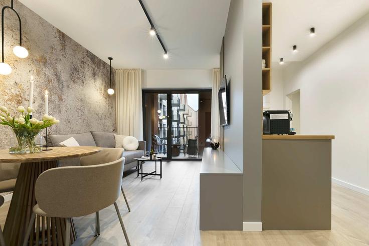 Salle de séjour élégante avec mobilier moderne dans un appartement à Building Chmielna - elite-apartments - 1320138 à Gdańsk, Gdańsk Salle de séjour élégante avec mobilier moderne dans un appartement à Building Chmielna - elite-apartments - 1320138 à Gdańsk, Gdańsk