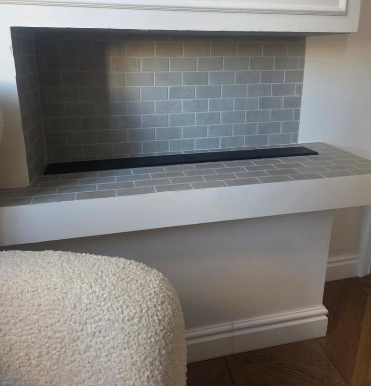 Sala de estar elegantemente projetada com móveis modernos em um apartamento no Building Chłodna - elite-apartments - 1320089 em Gdańsk, Gdańsk