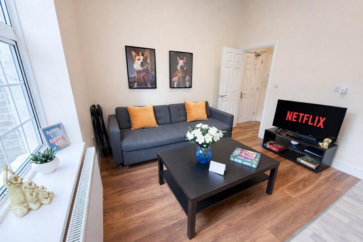 Elegante sala de estar con mobiliario moderno en un apartamento en Building Dewhurst Road - elite-property-london - 1547217 en London Borough of Hammersmith and Fulham, London Elegante sala de estar con mobiliario moderno en un apartamento en Building Dewhurst Road - elite-property-london - 1547217 en London Borough of Hammersmith and Fulham, London