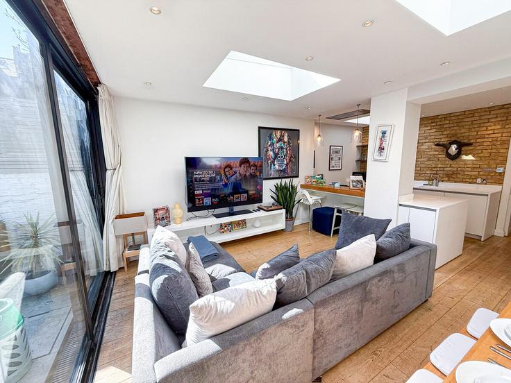 Elegante sala de estar con mobiliario moderno en un apartamento en Building Sulgrave Road - elite-property-london - 1547228 en London Borough of Hammersmith and Fulham, London Elegante sala de estar con mobiliario moderno en un apartamento en Building Sulgrave Road - elite-property-london - 1547228 en London Borough of Hammersmith and Fulham, London