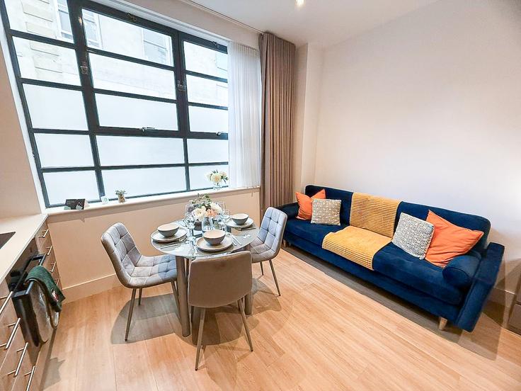 Sala de estar elegantemente projetada com móveis modernos em um apartamento no Building Frampton Street - elite-property-london - 1547215 em City of Westminster, London